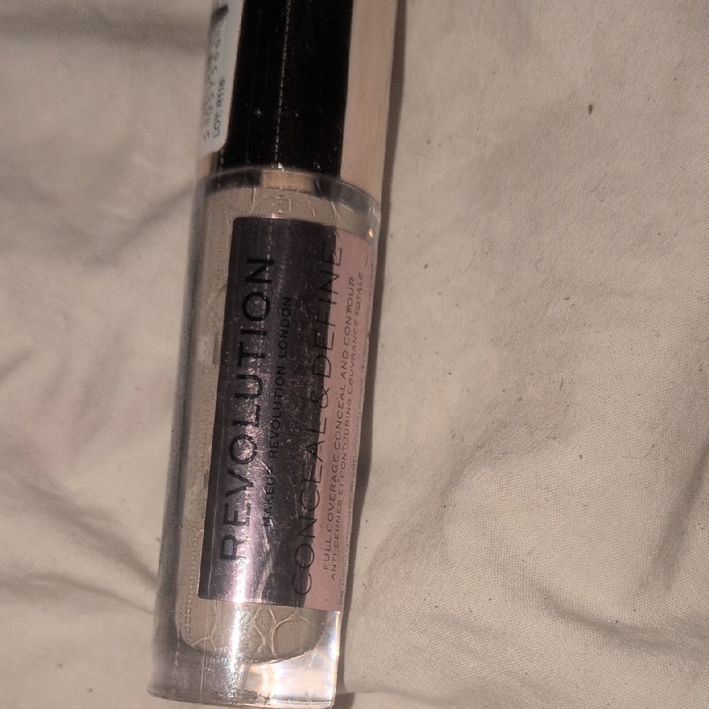 Revolution Conceal & Define Concealer - Black and Silver
